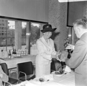 Uitreiking toneelprijzen in Rotterdamse Doelen , Rudi Nijhof ontvangt prijs, Bestanddeelnr 919-2321