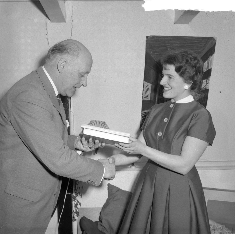 Uitreiking cadeaux aan 100.000ste ingeschrevene, majoor Verboeck van de Stichtin, Bestanddeelnr 912-2837