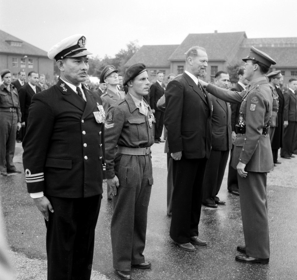 Uitreiking Militaire Willemsorde. De ridder MWO die hier de Ridderslag krijgt is, Bestanddeelnr 904-1005
