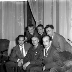 Uitreiking medailles voor de beste honkballers. staand v.r.n.l. Henk Keulemans, Bestanddeelnr 912-0005