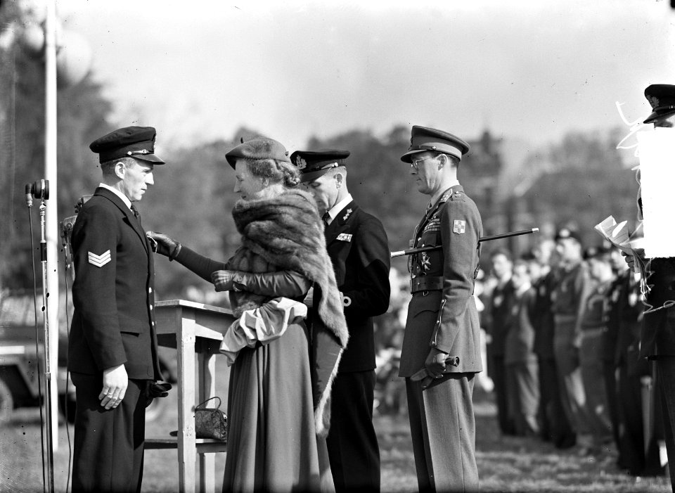 Uitreiking decoraties in Arnhem (Park Sonsbeek). Koningin Juliana spelt ondersch, Bestanddeelnr 903-0438