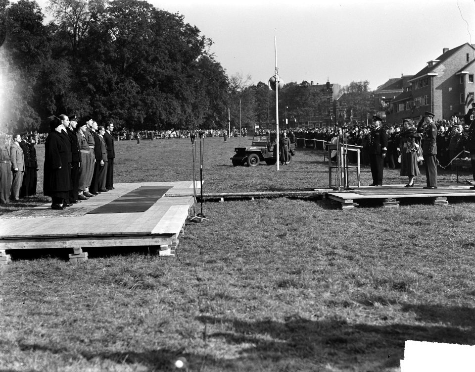 Uitreiking decoraties in Arnhem (Park Sonsbeek), Bestanddeelnr 903-0441