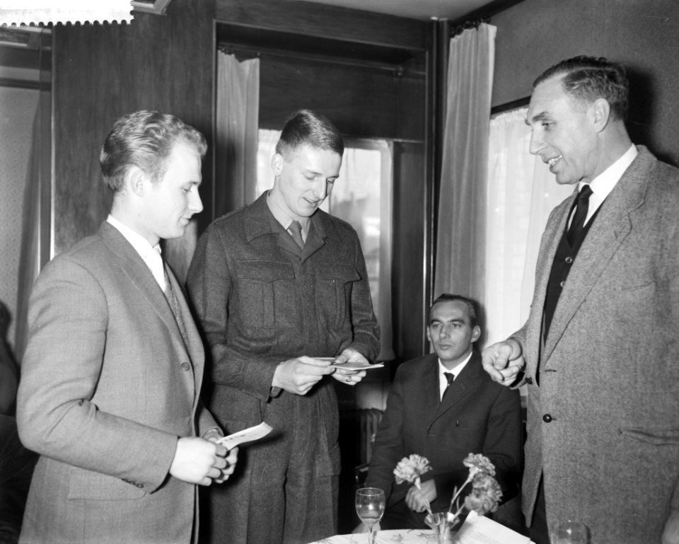 Uitreiking prijzen uit het Sportfonds Leo van de Kar, v.l.n.r Jan van Uden, Herm, Bestanddeelnr 912-0226