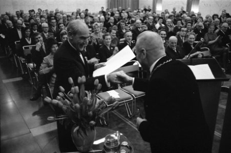 Uitreiking Cultuurprijs van de Schilderkunst aan Professor dr G V A Roling, Bestanddeelnr 912-1644