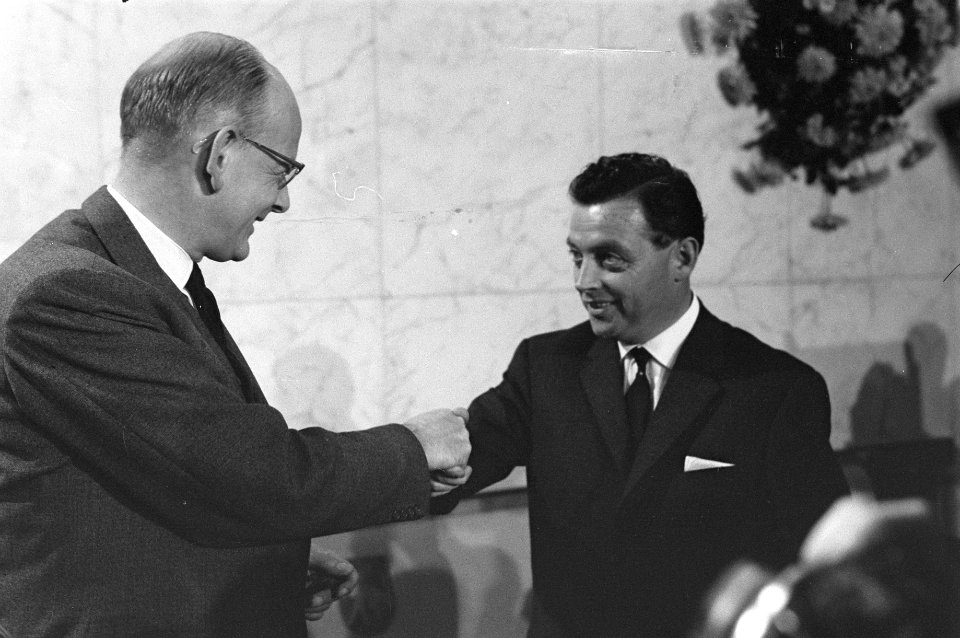 Uitreiking TV Prijs 61 aan Carel Enkelaar Premier De Gaay Fortman en Carel Enke, Bestanddeelnr 913-0296