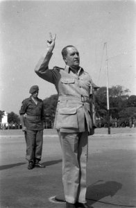 Uitreiking Militare Willemsode aan generaal-majoor J.K. Meyer, kapitein A. Zijlm, Bestanddeelnr 6602