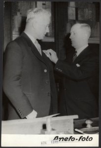Uitreiking van 100 medailles in het stadhuis van Amsterdam ter herinnering aan d, Bestanddeelnr 076-1290