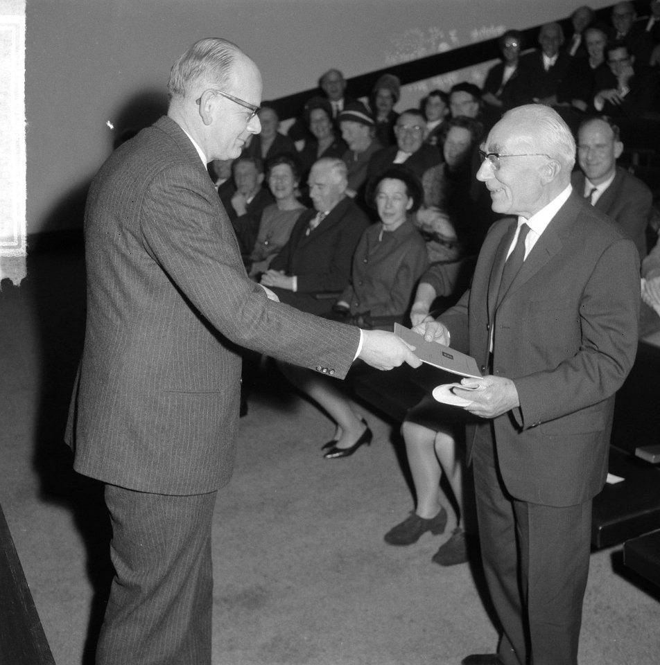 Uitreiking David Roellprijs 1964 , Piet Zwart (r) ontvangt prijs van prof. De Ga, Bestanddeelnr 917-1515