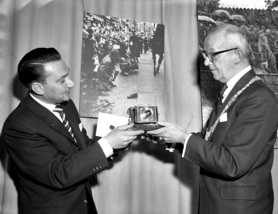 Uitreiking prijzen World Press Photo door burgemeester Kolfschoten in het Gemeen, Bestanddeelnr 910-6653