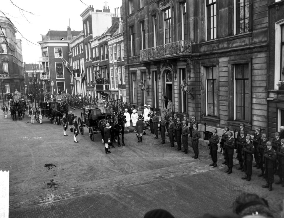 Uitvaart prinses Wilhelmina , de prinsessen stappen in de koets, Bestanddeelnr 914-5857