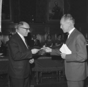 Uitreiking prijs voor schone kunsten aan de musicus louis Toebosch , rechts de C, Bestanddeelnr 914-5177