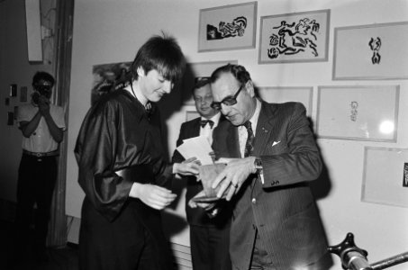 Uitreiking Prix de Rome en zilveren medaille aan respectievelijk Marjo Postma (l, Bestanddeelnr 933-1776