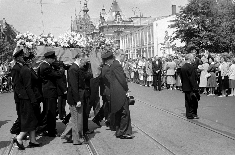 Uitvaart Evert Vermeer vanuit het Concertgebouw, de kis wordt uitgedragen, Bestanddeelnr 911-3103