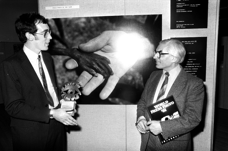 Uitreiking prijzen World Press Photo door Polak (burgemeester) in Amsterdams Tropenmuseum aan Engelse fotograaf Mike Wells, Bestanddeelnr 931-4224