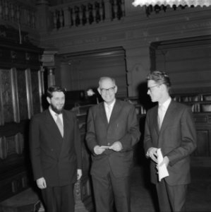 Uitreiking Reina Prinsen Geerligsprijs, v.l.n.r. prijswinaar A.P. van Hoek, P.J., Bestanddeelnr 911-8158