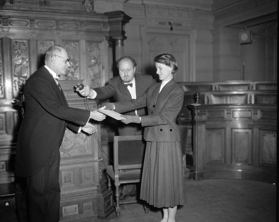 Uitreiking Reina Prinsen Geerligsprijs te Amsterdam door P.J. Prinsen Geerligs a, Bestanddeelnr 908-1610