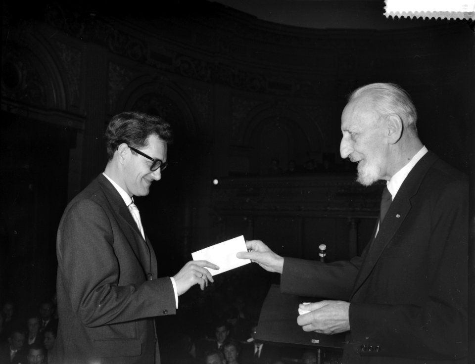 Uitreiking prijzen kunstenaarsverzet in het Concertgebouw te Amsterdam, prof Wi, Bestanddeelnr 912-1117
