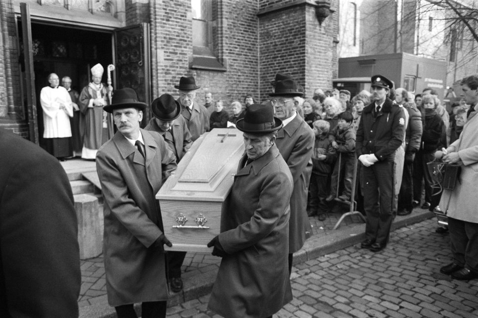 Uitvaart kardinaal Alfrink in Utrecht kist met Alfrink verlaat de bank, Bestanddeelnr 934-1567