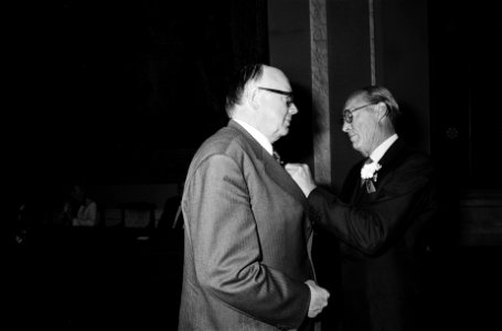 Uitreiking Zilveren Anjers door Prins Bernhard in Paleis op de Dam C.C. van Va, Bestanddeelnr 930-9008
