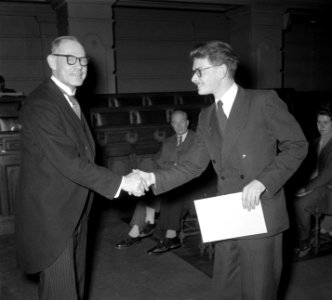 Uitreiking Reina Prinsen Geerligsprijs aan de schrijver Kees Stempels (rechts) u, Bestanddeelnr 905-4306