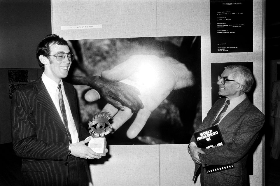 Uitreiking prijzen World Press Photo door Polak (burgemeester) in Amsterdams Tropenmuseum aan Engelse fotograaf Mike Wells, Bestanddeelnr 931-4225