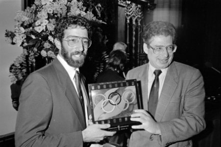 Uitreiking prijzen World Press Photo minister Van de Broek en winnaar Pablo Ba, Bestanddeelnr 933-2862