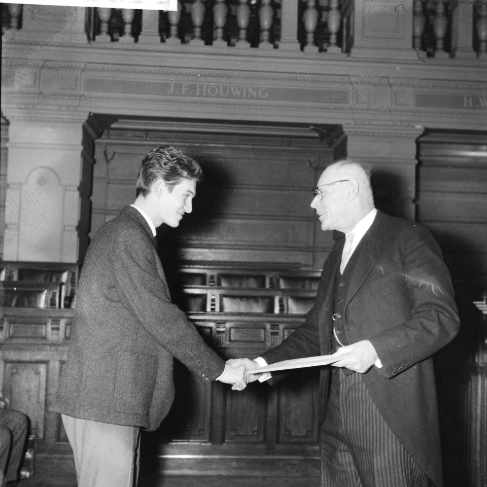 Uitreiking Reina Prinsen Geerligsprijs aan schrijver Peter van Gestel (links) do, Bestanddeelnr 913-2226