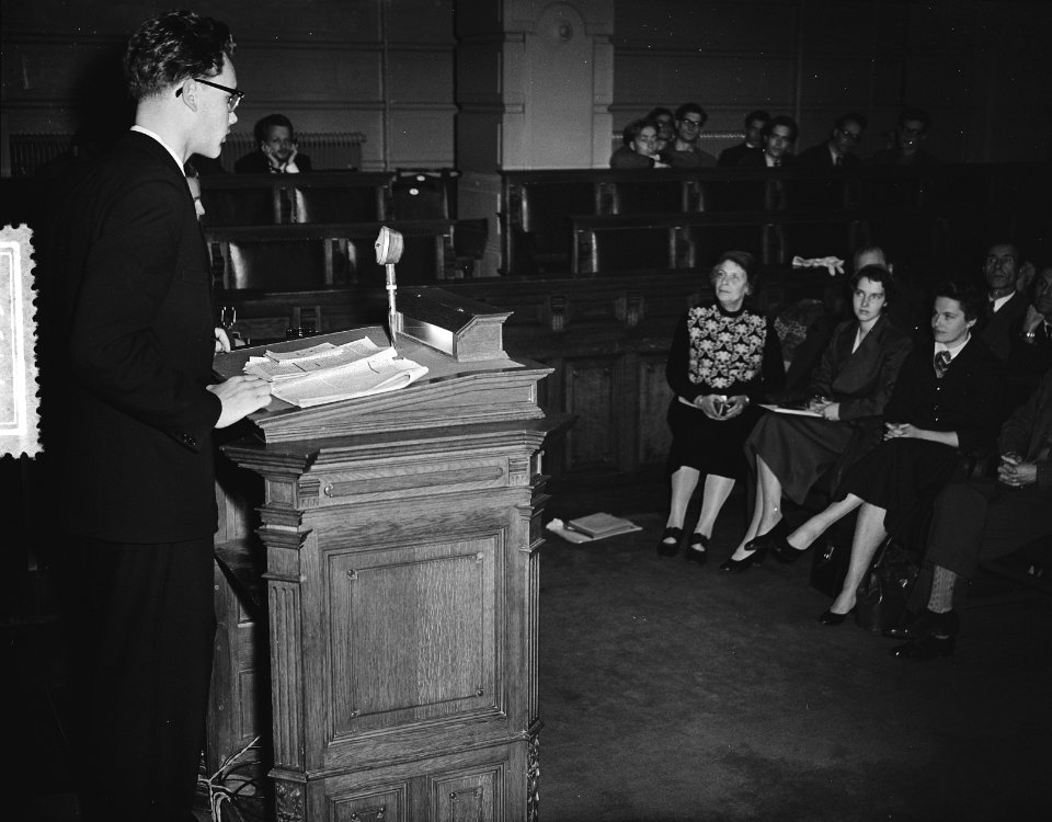 Uitreiking Reina Prinsen Geerlingsprijs aan de schrijver W.G. Klooster (20 jaar , Bestanddeelnr 907-4531