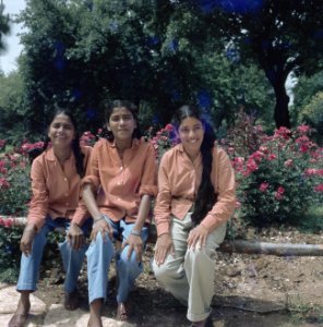 Uitstapje van jeugd uit een kibboets Drie joodse meisjes uit India, Bestanddeelnr 255-9262
