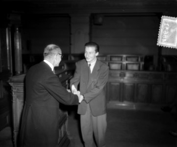 Uitreiking Reina Prinsen Geerligsprijs aan schrijver H. (Harry) Mulisch door P.J, Bestanddeelnr 904-8631