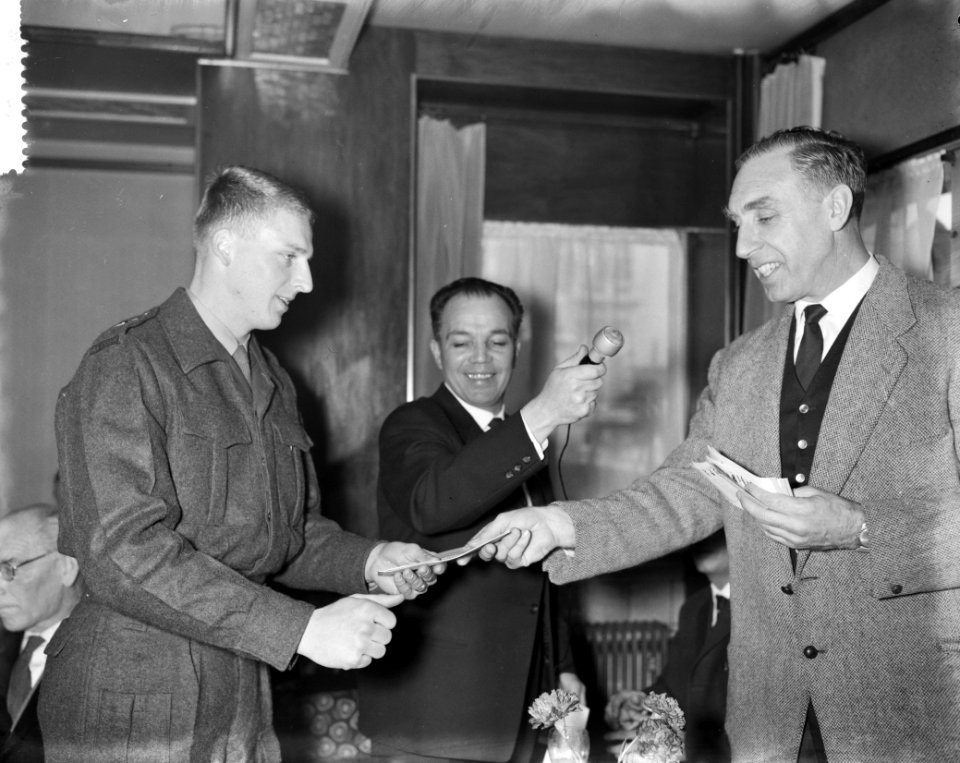 Uitreiking prijzen uit het Sportfonds Leo van de Kar. Voorzitter Hans van Swol o, Bestanddeelnr 912-0225