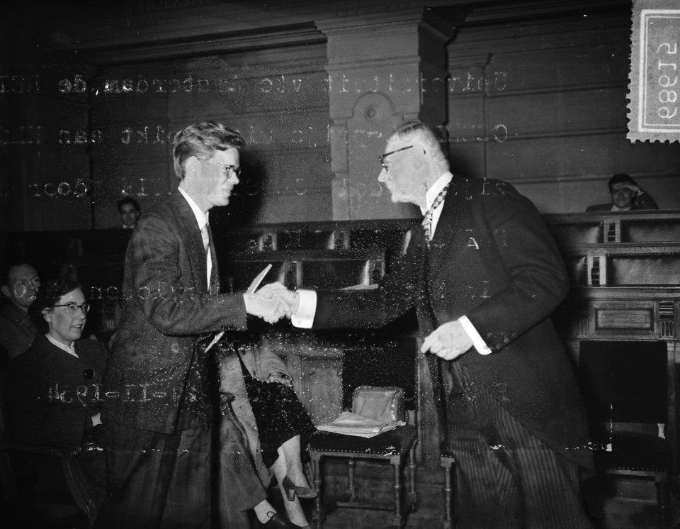 Uitreiking Reina Prinsen Geerligsprijs aan Henk Meijer door R.H. Prinsen Geerlig, Bestanddeelnr 906-8615