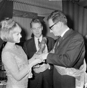 Uitreiking Prix de Joke 1965 aan Wijnand J. Maat, Miss Zandvoort overhandigde de, Bestanddeelnr 917-6048