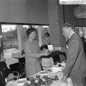 Uitreiking toneelprijzen in Rotterdamse Doelen , Elisabeth Andersen ontvangt pri, Bestanddeelnr 919-2318