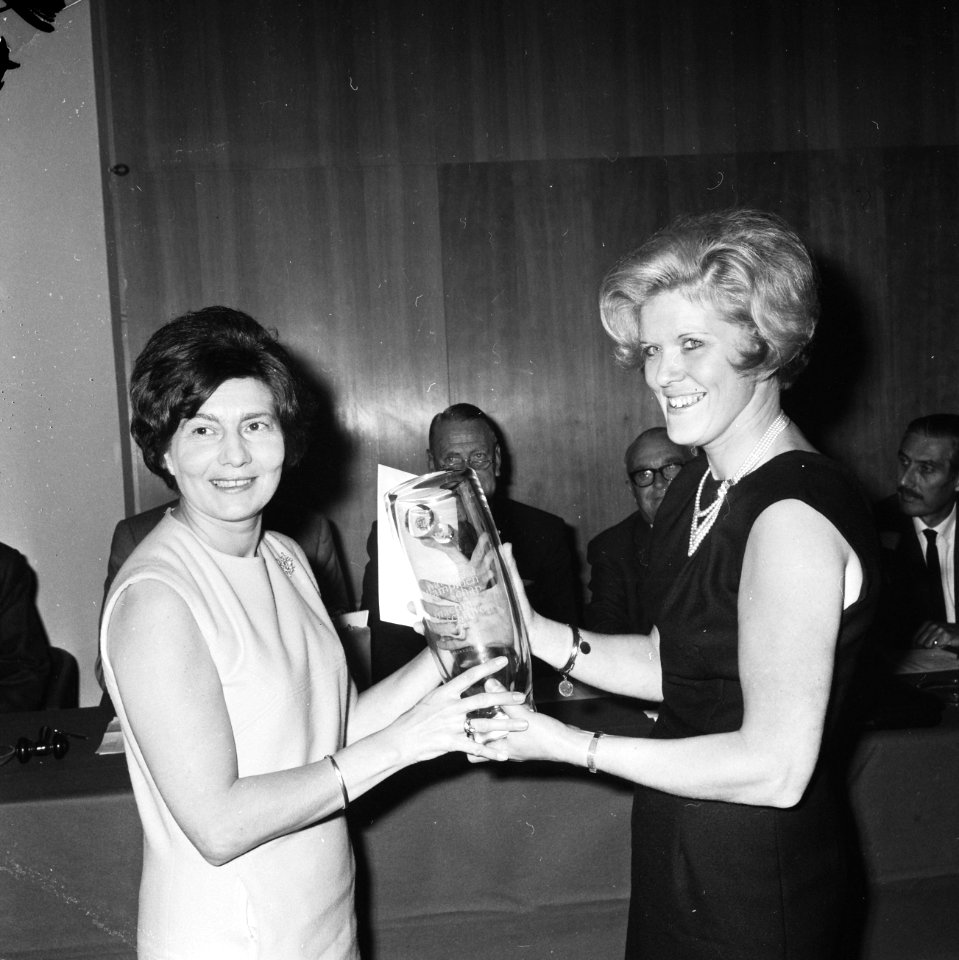 Uitreiking van de bokaal aan de winnares van de nationale schrijfmachinekampioen, Bestanddeelnr 921-7234