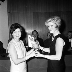 Uitreiking van de bokaal aan de winnares van de nationale schrijfmachinekampioen, Bestanddeelnr 921-7234