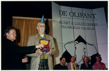 Uitreiking van de cultuurprijs De olifant in 1997 aan Piet Zwaanswijk in de Toneelschuur. NL-HlmNHA 54037321