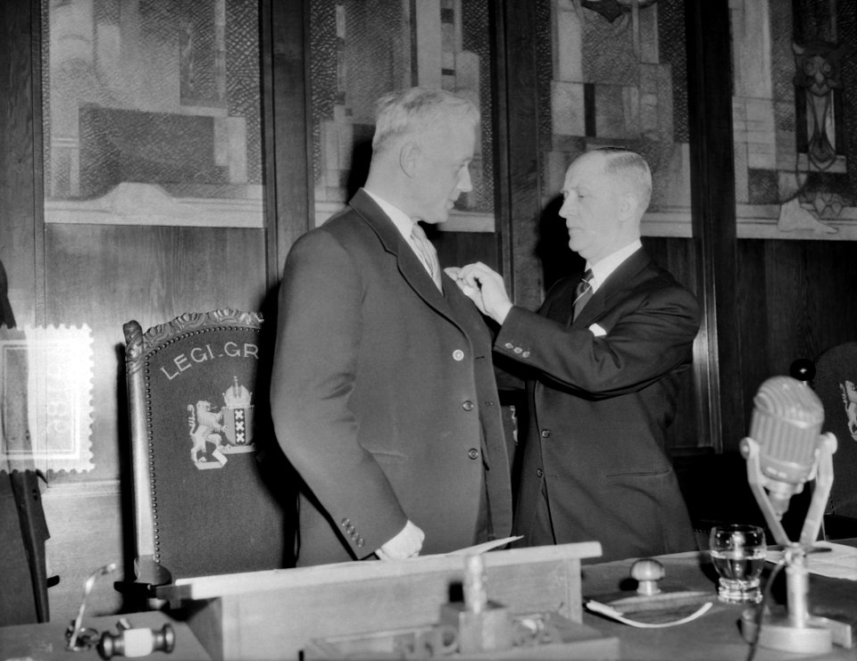 Uitreiking van 100 medailles in het stadhuis van Amsterdam ter herinnering aan d, Bestanddeelnr 904-9186