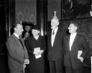 Uitreiking prijzen van het Kunstenaarsverzet in het Stedelijk Museum , v.l.n.r. , Bestanddeelnr 910-1454