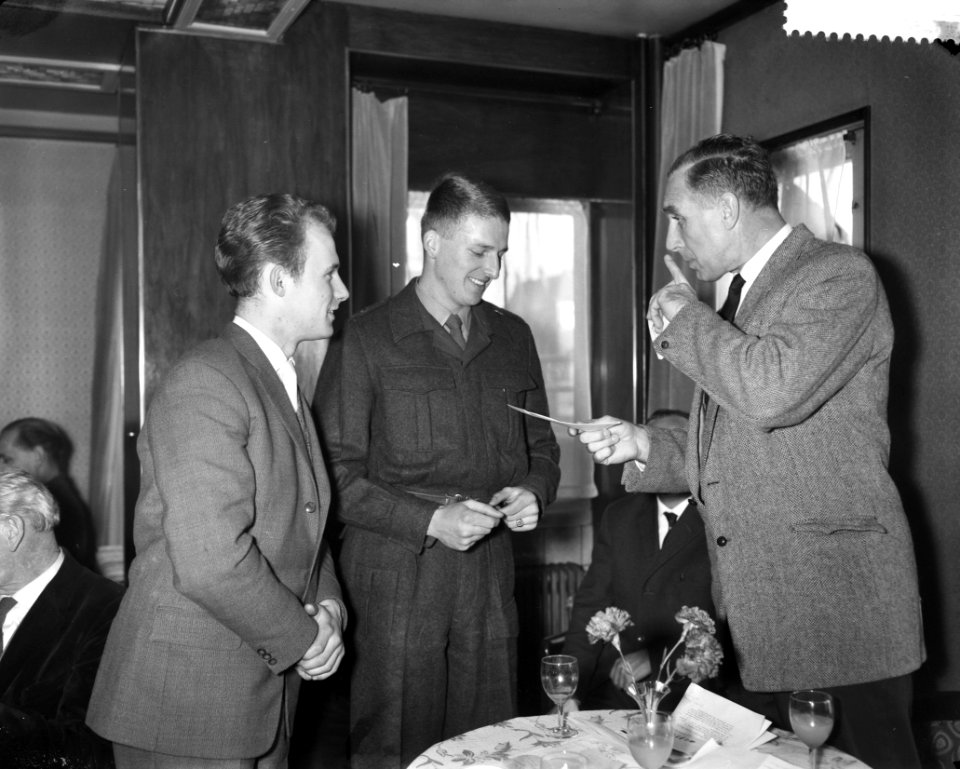 Uitreiking prijzen uit het Sportfonds Leo van de Kar, v.l.n.r Jan van Uden, Herm, Bestanddeelnr 912-0227