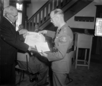 Uitreiking postuum Oorkonden Zuss.Mil., Bestanddeelnr 905-2477