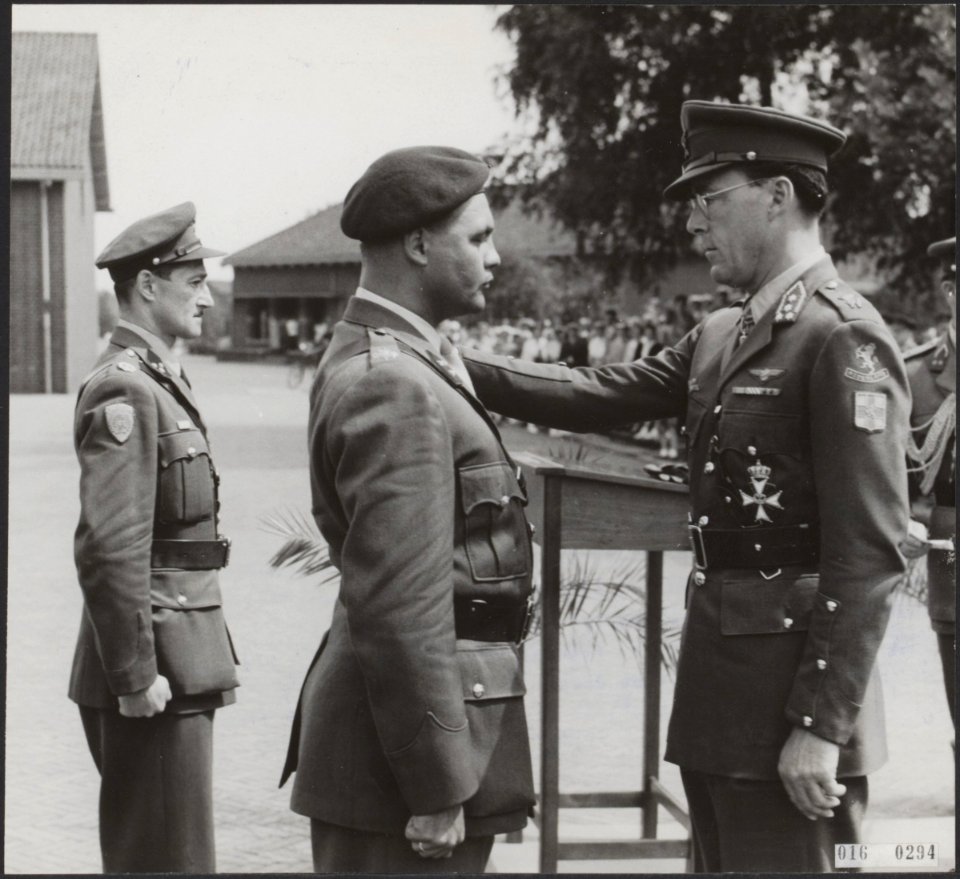Uitreiking ridderorde door prins Bernhard aan kapitein J.H.C. Ulrici te Vught, Bestanddeelnr 016-0294