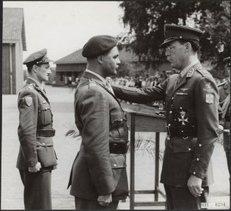 Uitreiking ridderorde door prins Bernhard aan kapitein J.H.C. Ulrici te Vught, Bestanddeelnr 016-0294