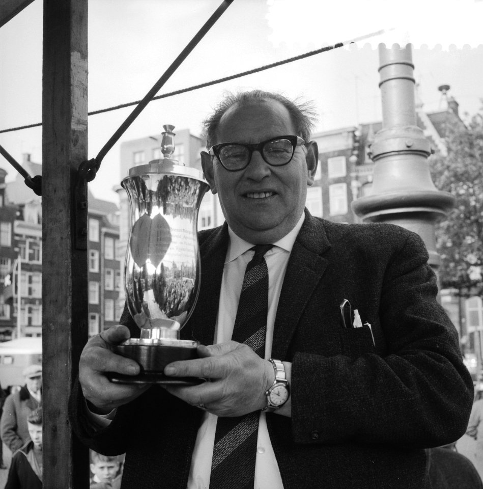 Uitreiking prijzen op de Bevrijdingsmarkt. Dhr. Levie met wisselbeker, Bestanddeelnr 912-4643
