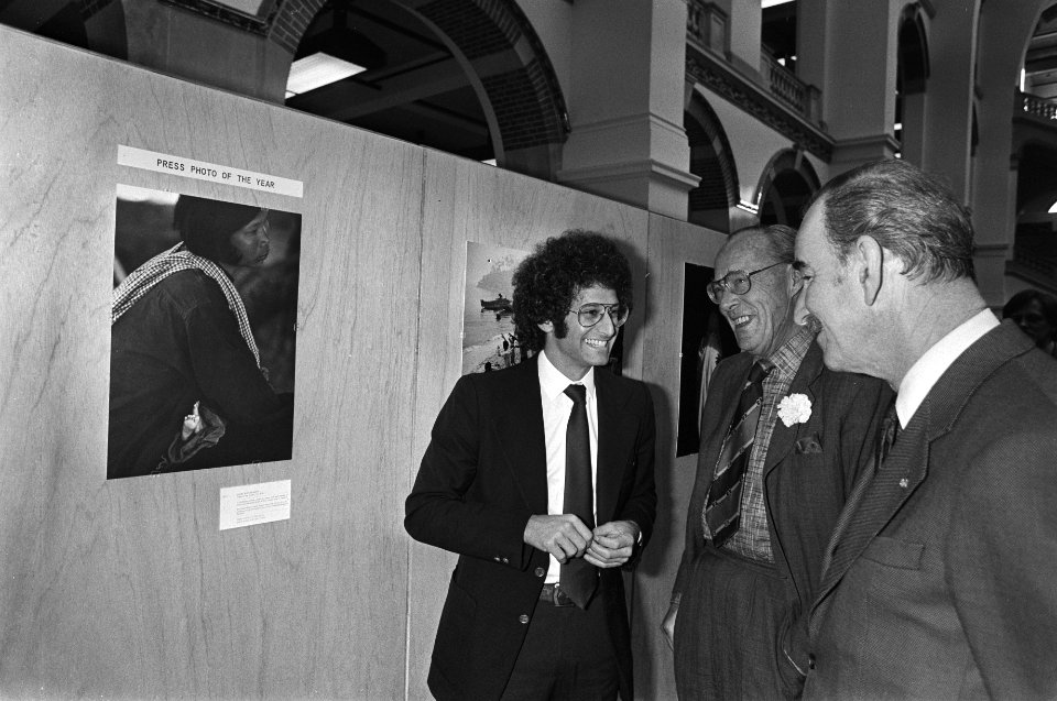 Uitreiking prijzen World Press Photo in Tropenmuseum v.l.n.r. winnaar David Bur, Bestanddeelnr 930-7527