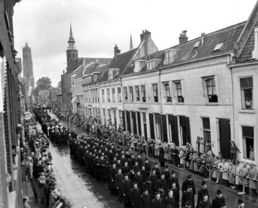 Uitvaart Kardinaal De Jong Utrecht. Lange Nieuwstraat, Bestanddeelnr 907-3245