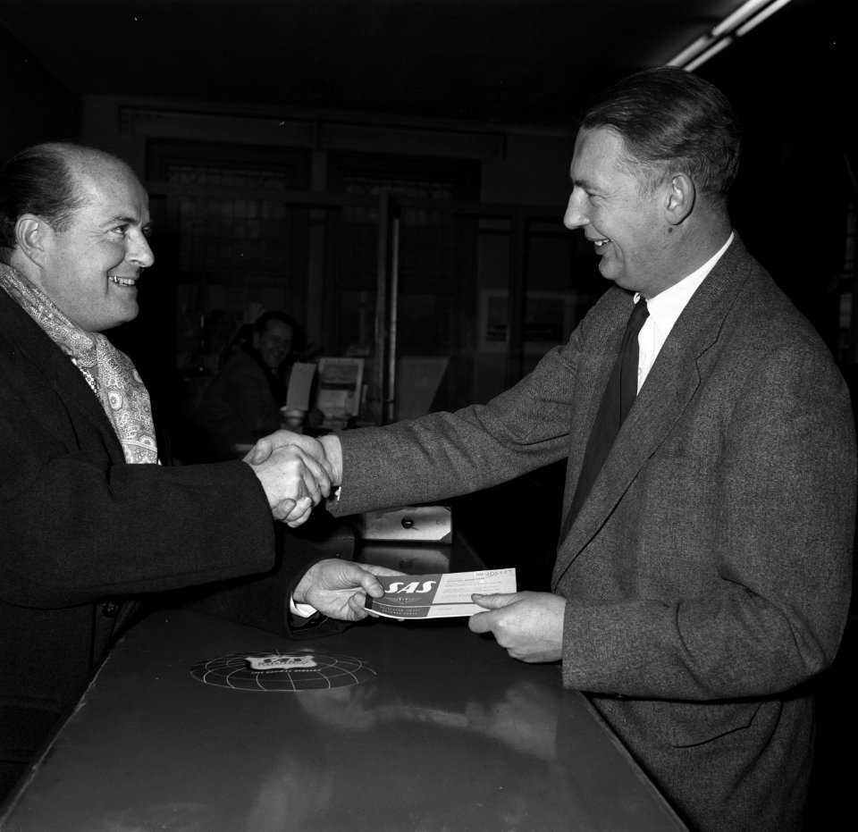 Uitreiking Polar cheque aan W J Coster (rechts) door de heer W Stritter (li, Bestanddeelnr 908-2700