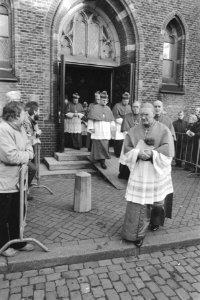Uitvaart kardinaal Alfrink in Utrecht bisschoppen bij het verlaten van de kerk, Bestanddeelnr 934-1568