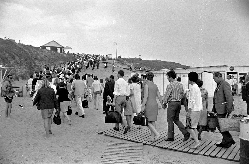 Uittocht op het strand bij Bloemendaal na een onweersbui, Bestanddeelnr 920-3225