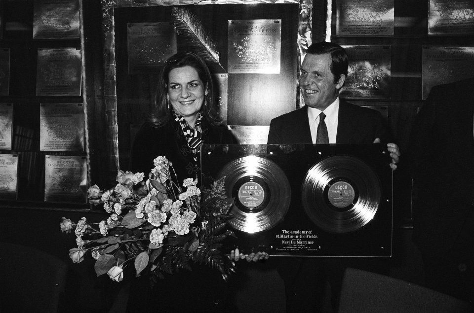 Uitreiking platina plaat aan orkest Academy of St. Marti the fields voor dubbel , Bestanddeelnr 929-5985